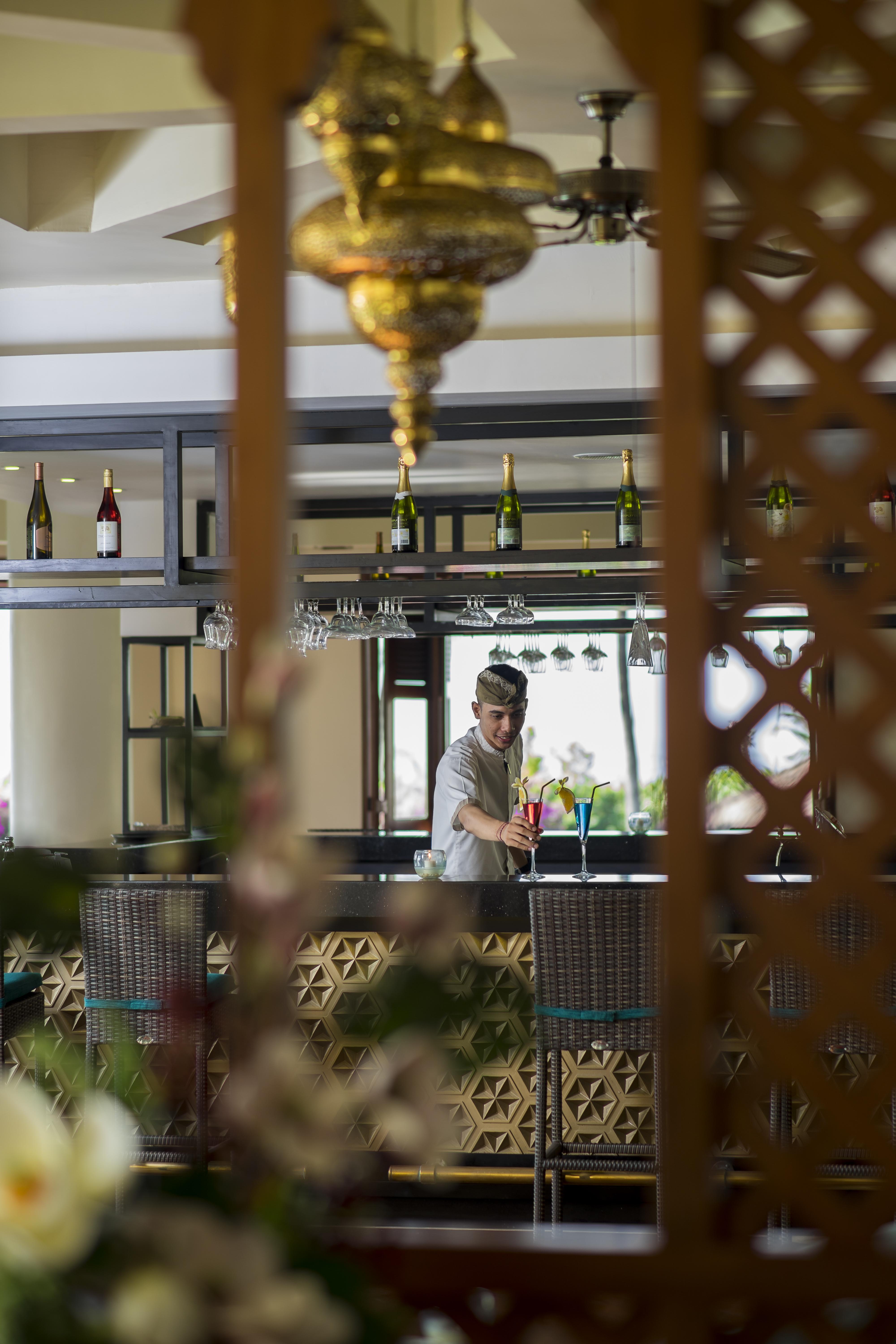 Grand Mirage Resort & Thalasso Bali Nusa Dua  Eksteriør bilde A bartender at work
